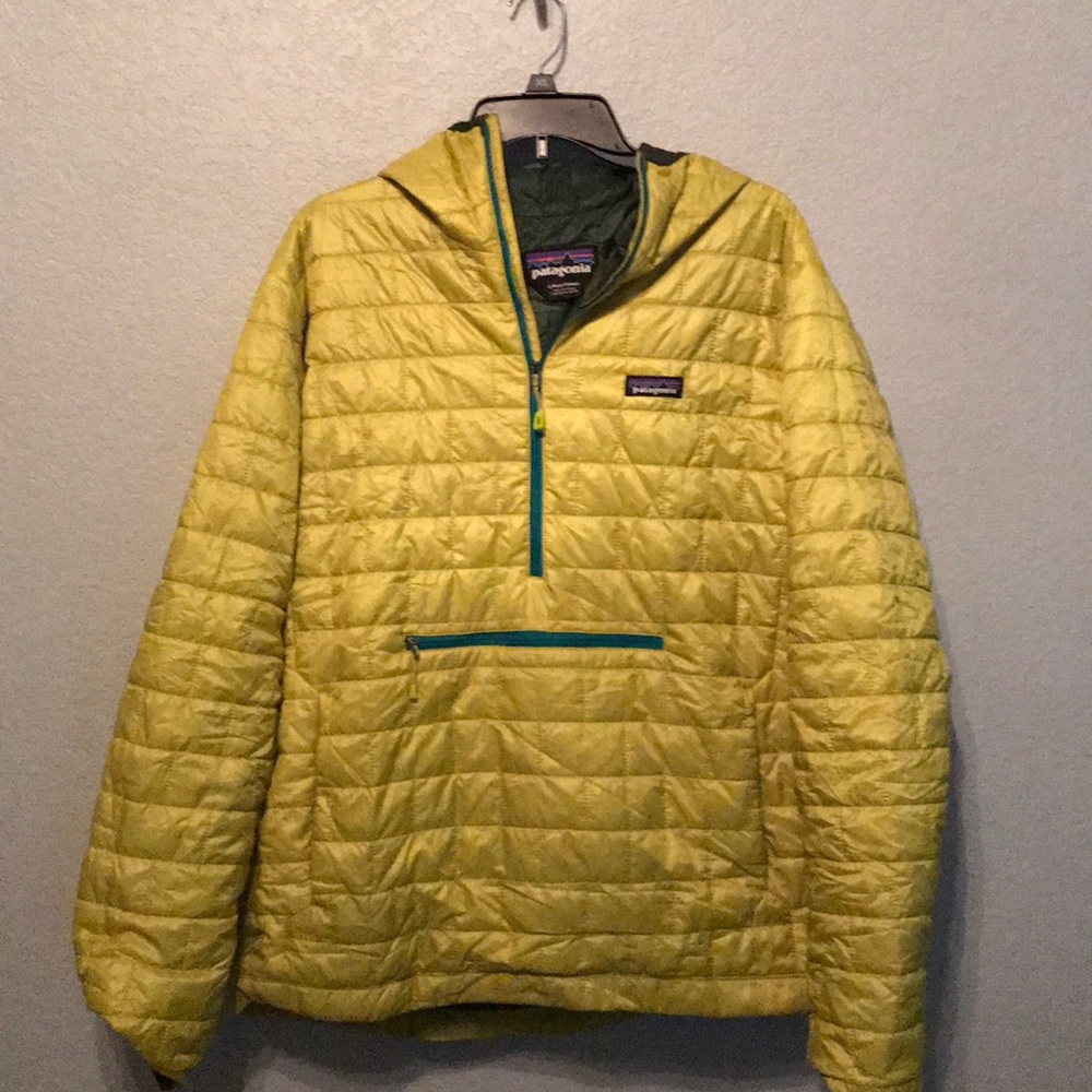 Patagonia Men’s puffy hoodie